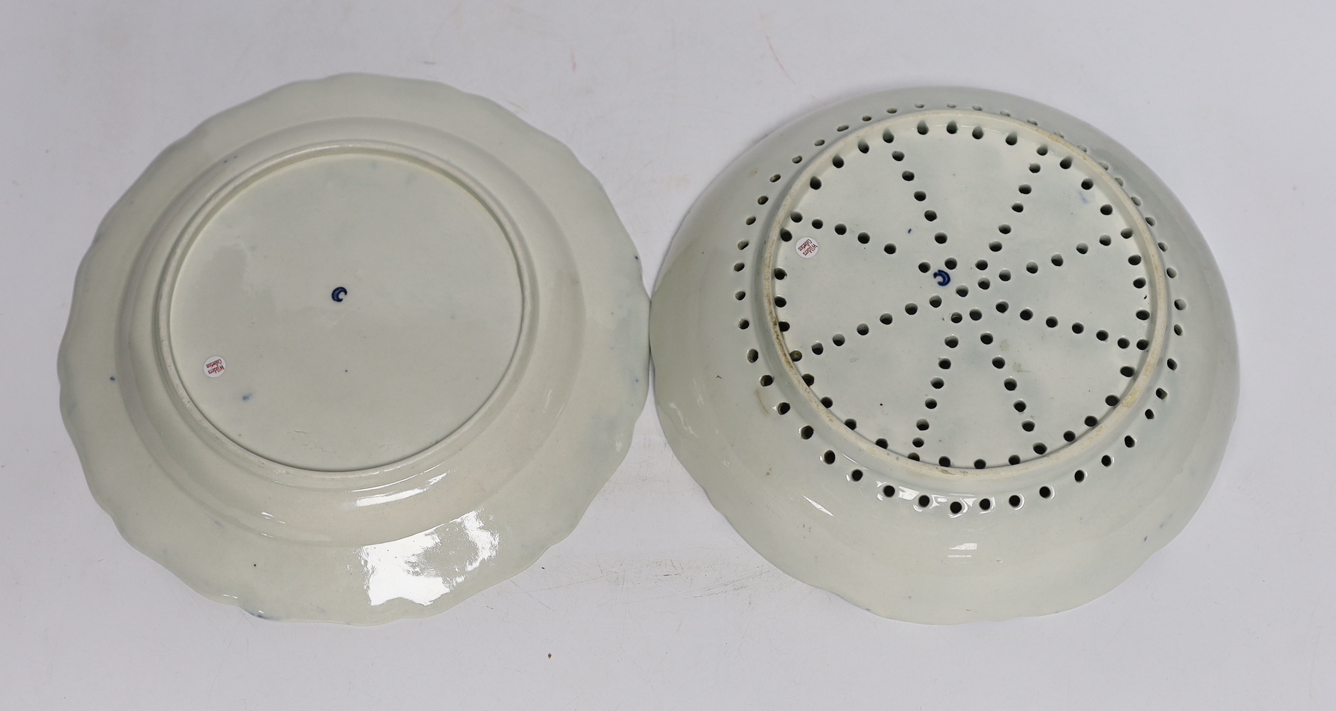 An 18th century Worcester Chinese style teapot, and a similar pine cone pattern strainer and plate (3)